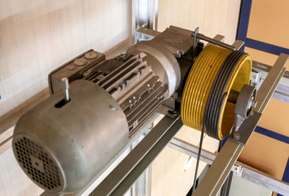 Завод лифтового оборудования ЗАО «Предприятие ПАРНАС» разработал документацию на малый грузовой лифт ПАРНАС ЛМП с барабанным электроприводом.
